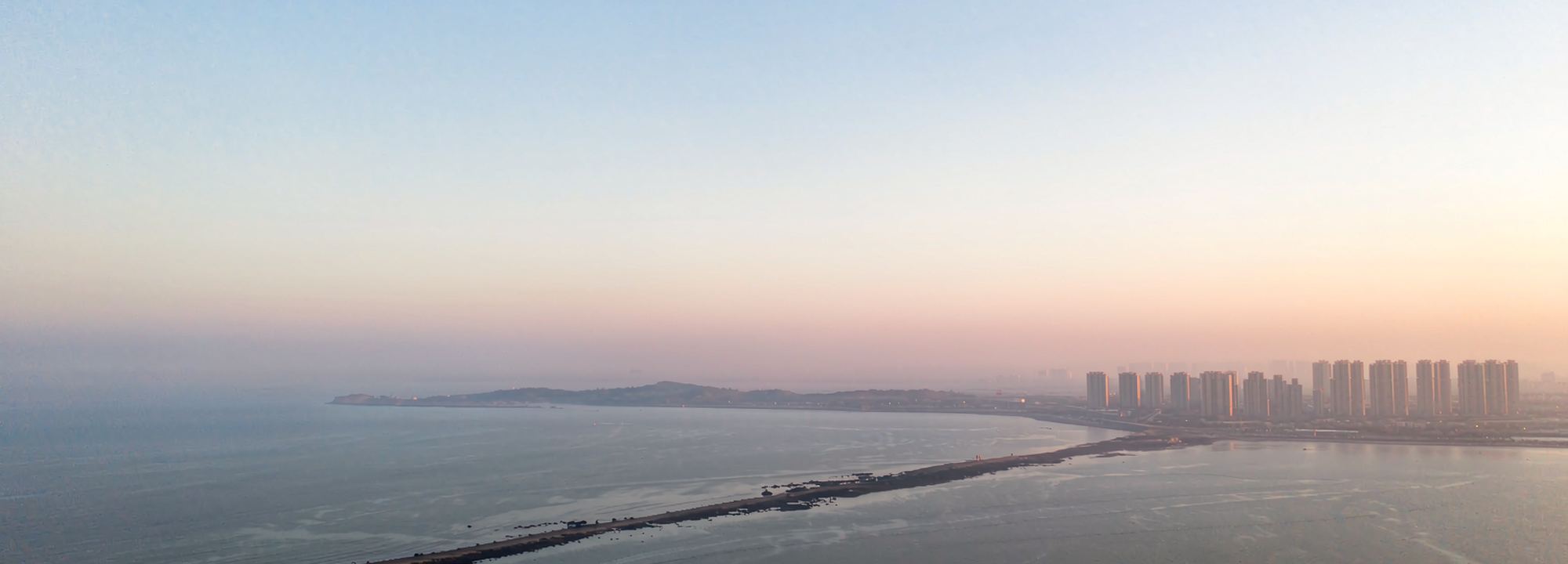 湛江湾航拍：晨光下的海湾与城市天际线